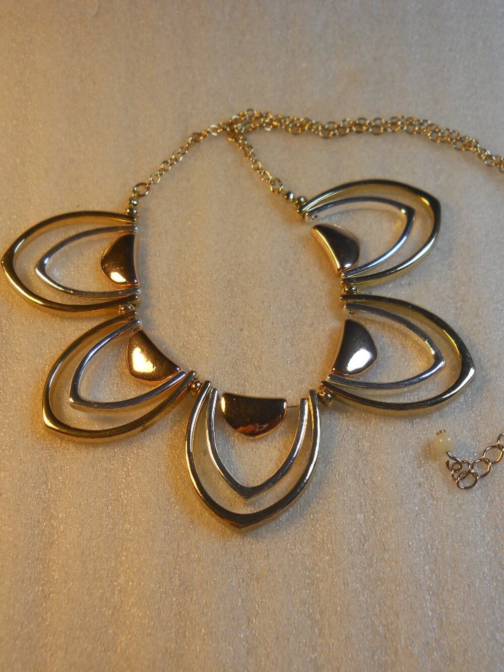 Avon - Tonal Bib Necklace       830